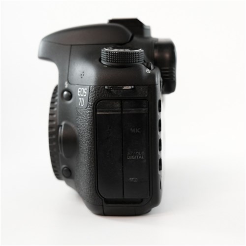 Canon-EOS-7D-Body-04